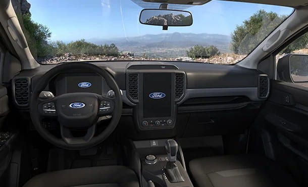Ford Ranger XLS 2.0L 4x4 AT 2023 có khoang lái trẻ trung, hiện đại.