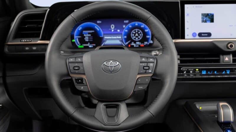 Toyota Crown 2023 có vô-lăng kiểu mới.