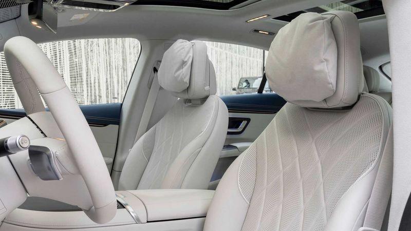 Mercedes-Benz EQS 450 2022 có ghế da nhiều chức năng.