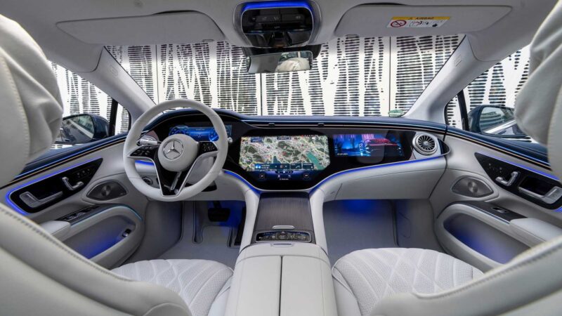 Mercedes-Benz EQS 450 2022 với khoang lái đầy ắp công nghệ.