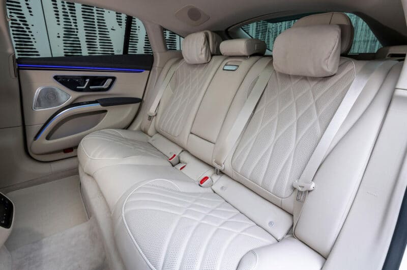Mercedes-Benz EQS 580 4MATIC 2022 có hàng ghế sau rộng rãi.