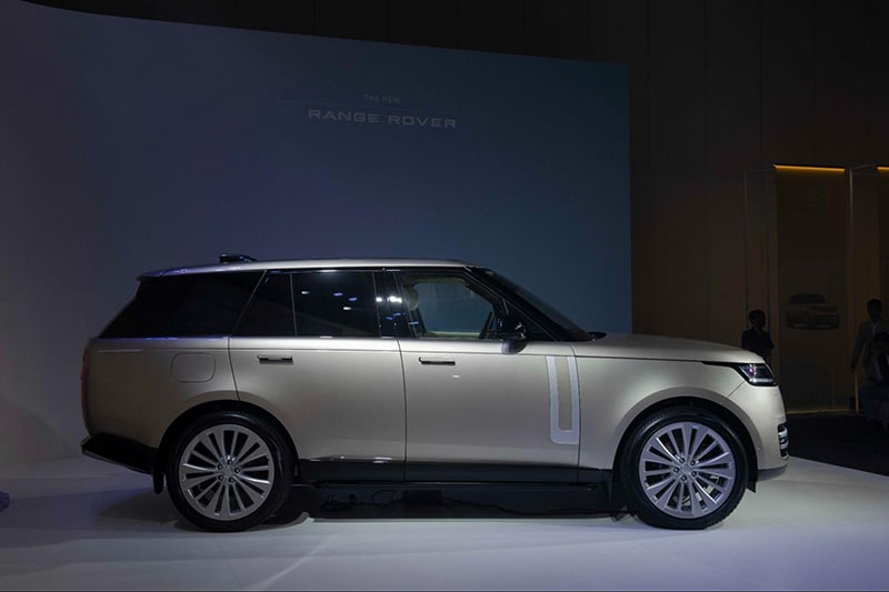 Range Rover 2023 với thân xe vạm vỡ.