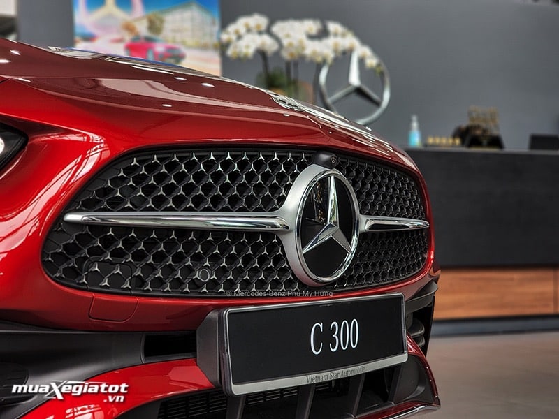 Mercedes-Benz C300 AMG 2022 với phần đầu cải tiến nhiều chi tiết.