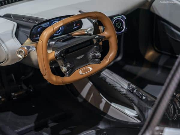 Aston Martin Valhalla 2023 với vô-lăng rất khác biệt.