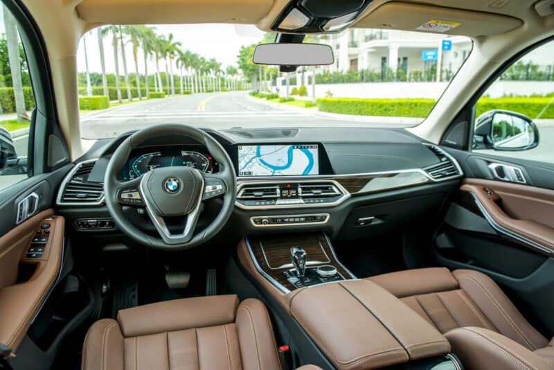 BMW X5 2023 sở hữu khoang lái tươi mới, cao cấp.