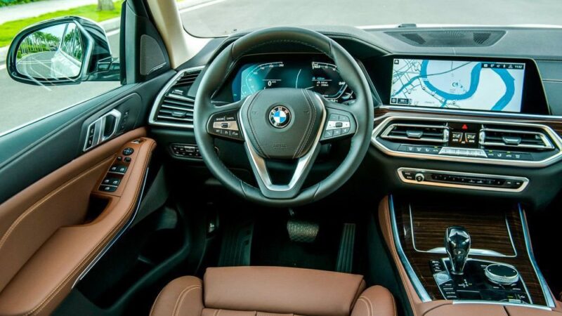 BMW X5 2023 có nhiều tiện nghi cao cấp.