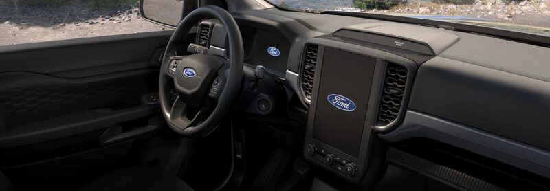 Ford Ranger XLS MT 2023 có khoang lái với nhiều tiện nghi hiện đại.