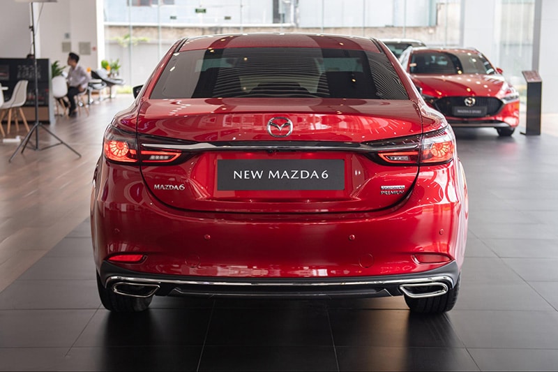 Mazda 6 có đuôi xe cân đối, hài hòa.