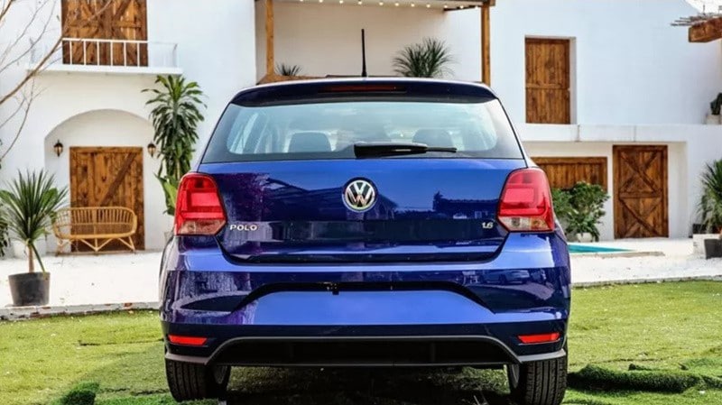 Đuôi xe Volkswagen Polo hatchback 2023 vuông vức.
