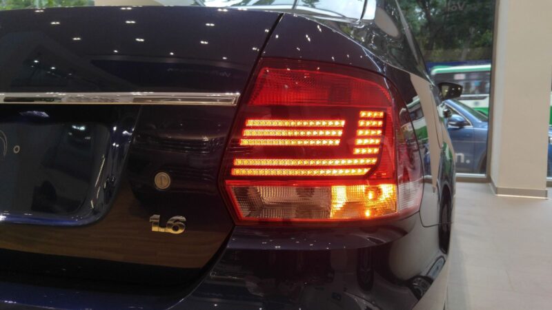 Cụm đèn hậu LED trên Volkswagen Polo sedan.