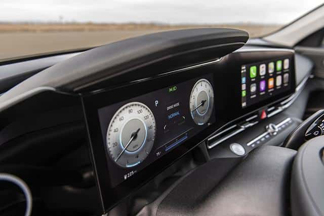 Hyundai Elantra 2023 với đồng hồ kỹ thuật số.