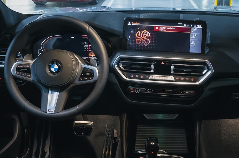 BMW X4 2023 với khoang lái thể thao.