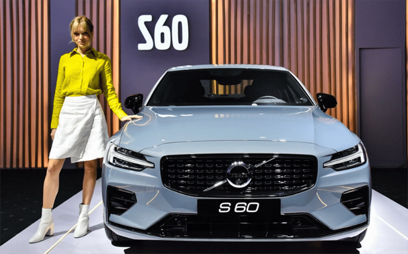 Volvo S60 2023 sở hữu phong cách mới mẻ ở phần đầu.