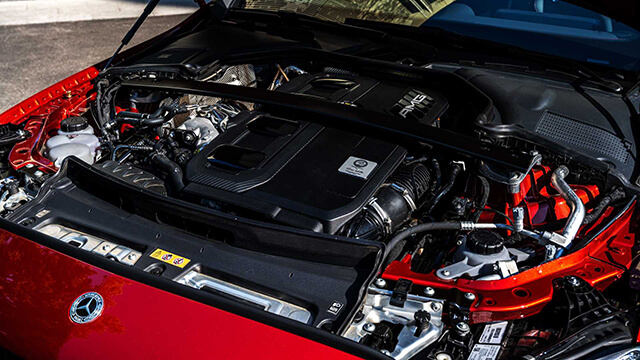 Mercedes-AMG C43 4Matic 2023 có “trái tim” là khối động cơ máy xăng 2.0L 4 xy-lanh kết hợp công nghệ tăng áp điện (electric turbocharger)