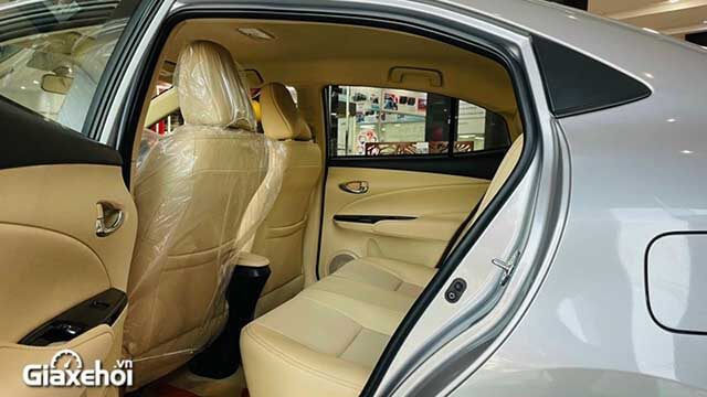 Hàng ghế hành khách màu nâu vàng trên Toyota Vios 2022 bản G