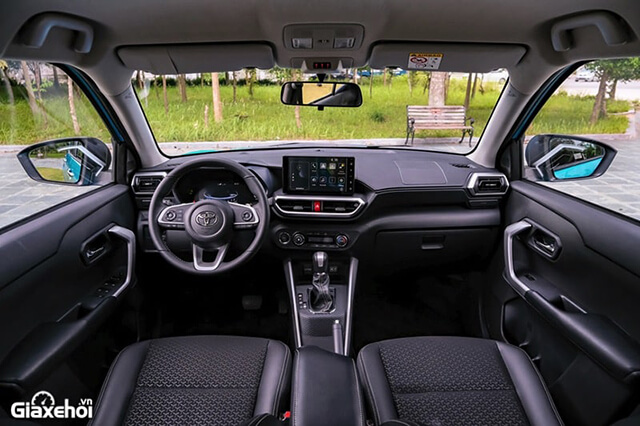 Không gian nội thất của Toyota Raize theo phong cách mới với màn hình 9 inch đặt nổi, điều hòa tự động, màn hình kỹ thuật số hiển thị thông tin 7 inch hiện đại. 