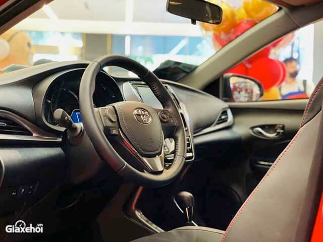 Toyota Vios 2022 sử dụng vô lăng 3 chấu bọc da, đi kèm một số nút bấm tiện lợi. Toyota Vios 2022 sử dụng vô lăng 3 chấu bọc da, đi kèm một số nút bấm tiện lợi.