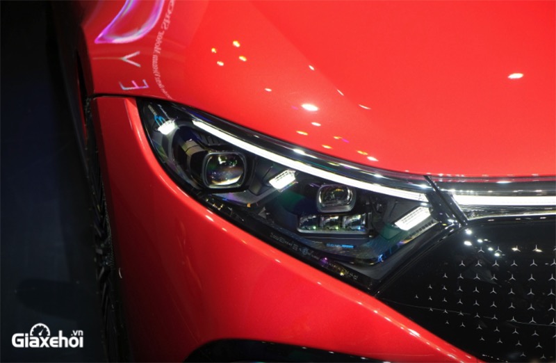 Mercedes-Benz EQS 2023 với đèn pha LED dạng bóng chiếu.