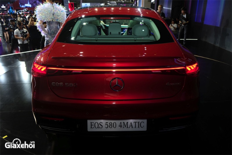Mercedes-Benz EQS 2023 với dải đèn hậu nối liền.
