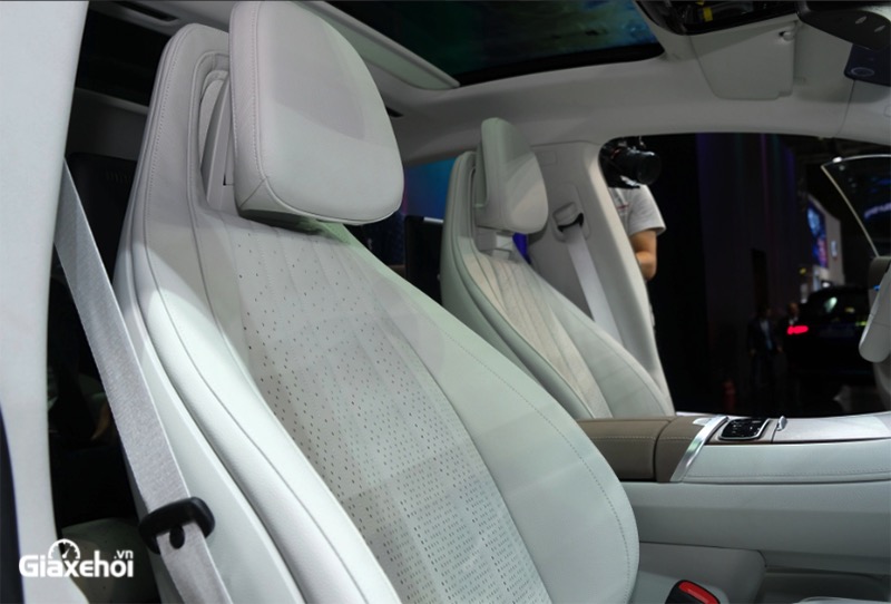Mercedes-Benz EQS 2023 có ghế da cao cấp.