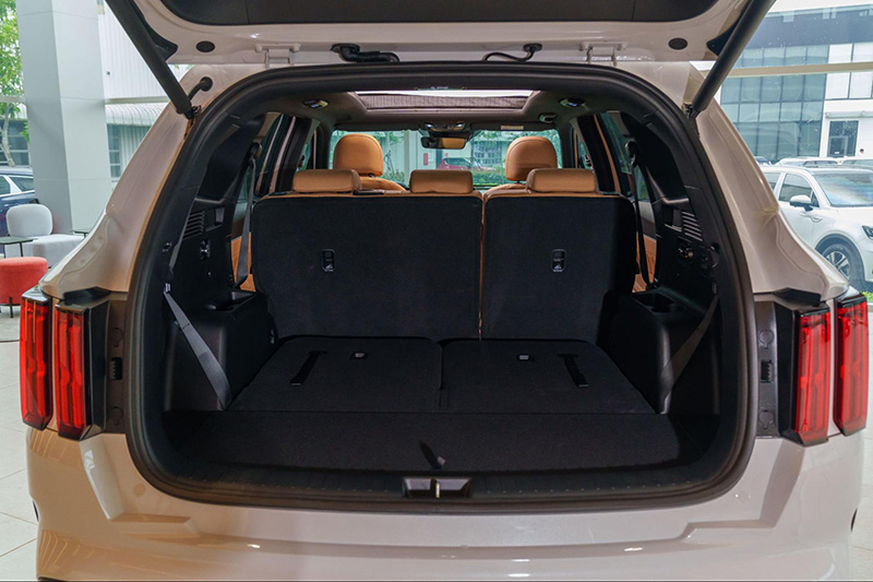 Kia Sorento Hybrid 2023 có dung tích khoang hành lý ở mức 357 lít ở trạng thái tiêu chuẩn.