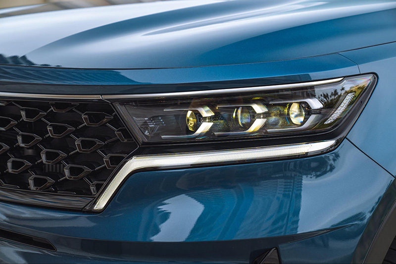 Kia Sorento Hybrid 2023 duy trì công nghệ LED với bóng chiếu phía trong xếp ngang tạo cảm giác hiện đại, khỏe khoắn cho xe.