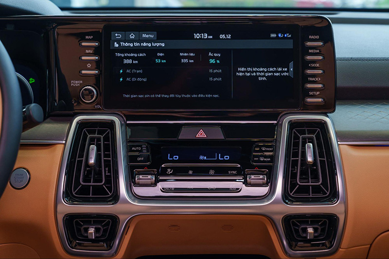 Màn hình Kia Sorento Hybrid 2023 kích thước 10.25 inch tích hợp kết nối điện thoại thông qua Android Auto/Apple CarPlay.