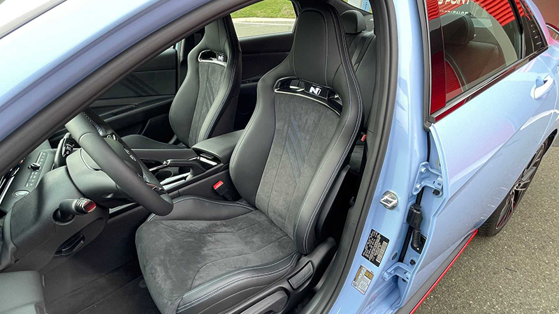 Ghế trước của Hyundai Elantra N 2023 có tạo hình giống ghế xe đua, nhưng chỉ có thể chỉnh cơ.