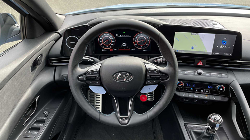 Hyundai Elantra N 2023 có vô lăng 3 chấu với nút bấm tăng tốc, nút chuyển chế độ lái.