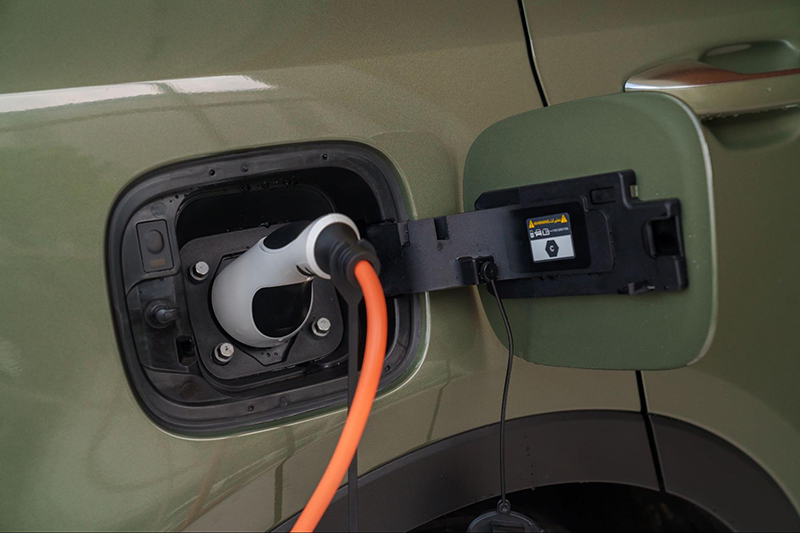 Kia Sorento Plug-in Hybrid sẽ dùng bộ sạc ngoài bằng nguồn điện dân dụng là chi tiết khác biệt nhất.