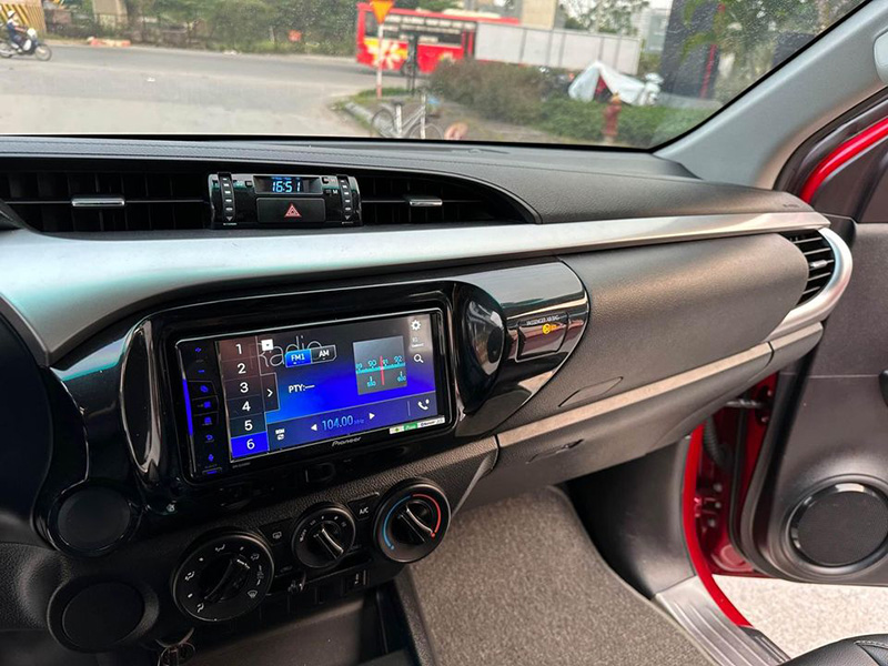 Toyota Hilux 2.4L tiêu chuẩn dùng đầu CD cơ bản, các phiên bản tầm trung dùng màn hình 7 inch với 4 loa.
