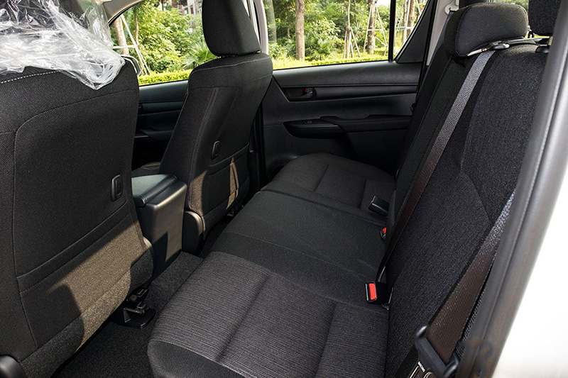 Các phiên bản Toyota Hilux 2.4L đều chỉ có ghế ngồi bọc nỉ, chỉnh cơ và hàng ghế sau thiếu cửa gió điều hòa.