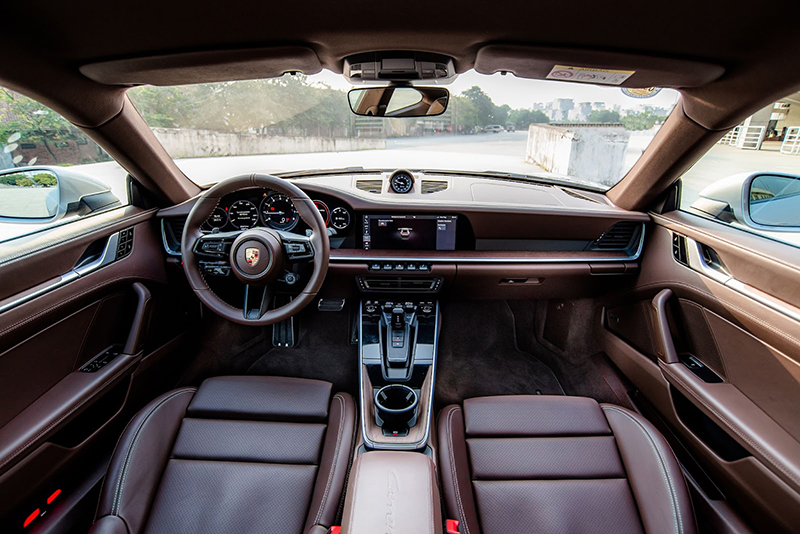 Porsche 911 Carrera S sở hữu không gian mang phong cách thiết kế tối giản nhưng sang trọng với những vật liệu hoàn thiện cao cấp.