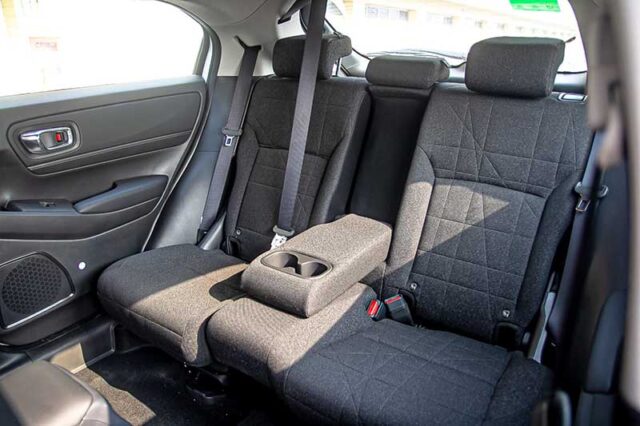 Honda HRV G bị đánh giá thấp nhất ở ghế xe khi chỉ được bọc nỉ, chỉnh cơ, không gian phía sau cũng không thoải mái với trần xe hạ thấp.