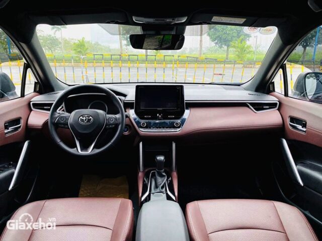 Toyota Cross G 2023 có trang bị tốt hơn khi sở hữu vô-lăng bọc da tích hợp phím bấm chức năng ở mức cơ bản.
