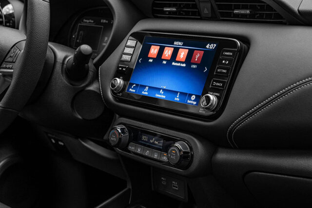 Tiện nghi của Nissan Kicks 2023 được đánh giá cao với màn hình 8 inch, điều hòa tự động, phanh tay điện tử.