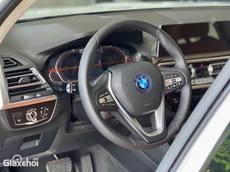 BMW X3 2023 sở hữu khoang lái thể thao, đặc biệt phiên bản cao cấp có vô lăng M Sport.