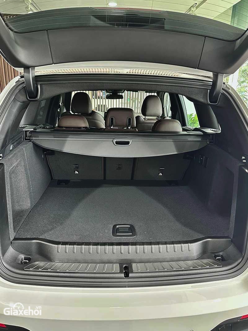 Không gian khoang hành lý của BMW X3 2023 ở mức rộng rãi dành cho gia đình và mở rộng hơn khi hàng ghế sau gập lại.