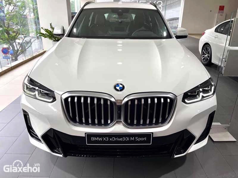 BMW X3 2024 sở hữu những đổi mới từ bên ngoài vào trong mang đến một mẫu CUV hạng sang tiện nghi và bắt mắt.