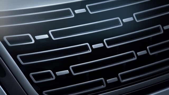 Lưới tản nhiệt trên Range Rover Velar được lấy cảm hứng từ đàn anh Rang Rover mới với họa tiết sơn đen đẹp mắt.