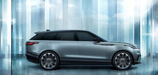 Ở phần thân, Range Rover Velar 2024 mang đường nét thiết kế liền mạch và cách phối màu đối lập bắt mắt.