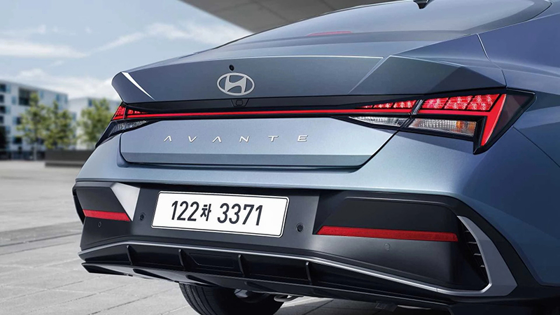 Tiến về sau, đuôi xe của Hyundai Elantra 2024 được làm mới phần cản sau với chi tiết nhựa màu bạc tạo hình chữ “U”, khe gió khí động học được ứng dụng.