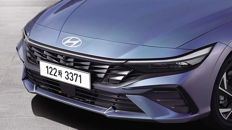 Hyundai Elantra 2024 có mặt ca-lăng với việc phân 2 tầng riêng biệt, các họa tiết bên trong cũng bắt mắt hơn. Phần bên dưới của lưới tản nhiệt đi kèm cản trước, hệ thống radar và 2 bên là hốc gió.