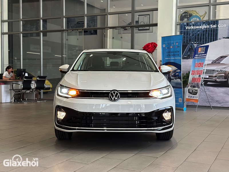 Trung tâm đầu Volkswagen Virtus 2024 đã được tái thiết kế với cụm tản nhiệt và đèn trước nối liền một dải dài vắt ngang phía trước.