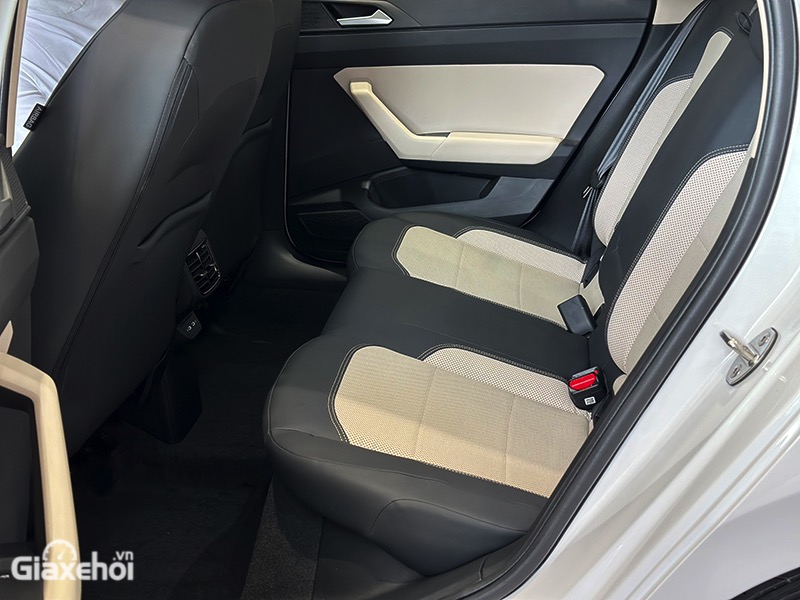 Hàng ghế sau Volkswagen Virtus 2024 rộng rãi thoáng đãng, có bệ tỳ tay cửa gió điều sau mang đến cảm giác dễ chịu cho hành khách.