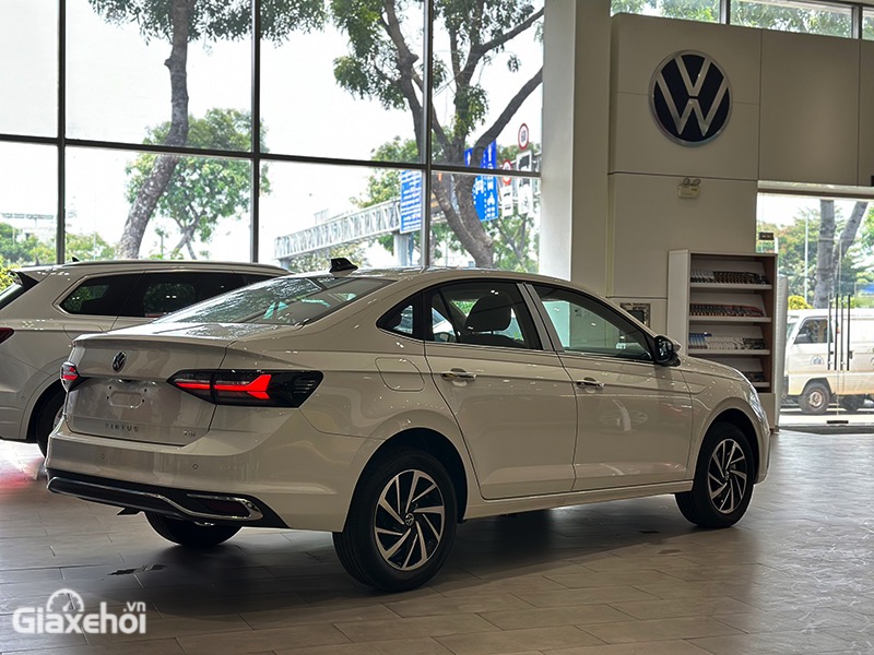 Volkswagen Virtus 2024 sở hữu phần thân xe khá thanh thoát, thể thao cùng những đường gân nổi.