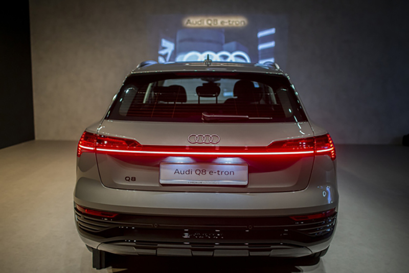 Đuôi xe Audi Q8 e-tron 2024 không có nhiều thay đổi so với bản tiền nhiệm, cụm đèn hậu LED nằm ngang ấn tượng.