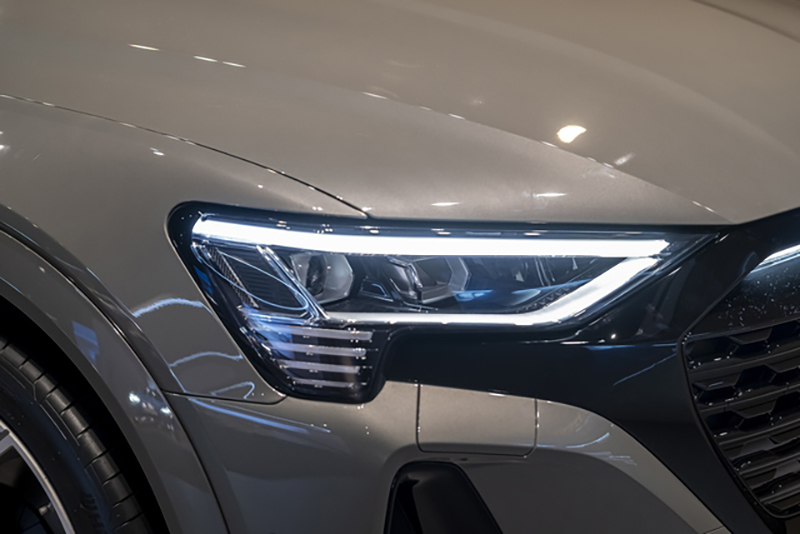 Đèn pha Audi Q8 e-tron 2024 thiết kế vuông vức dạng LED với 2 bóng pha/cos thích ứng, dải đèn định vị ban ngày LED mảnh đặt bên trên tạo hình móc câu ngược.