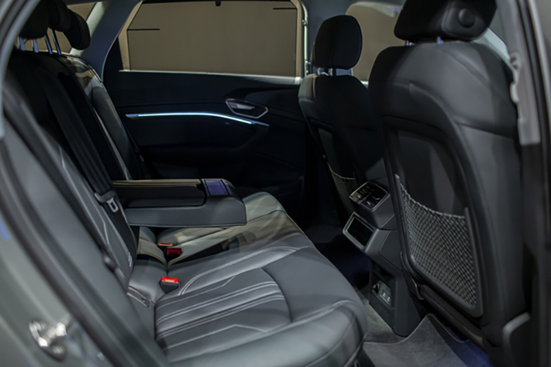 Không gian hàng ghế sau Audi Q8 e-tron 2024 có khoảng để chân rộng rãi, khoảng sáng phía trên rộng, thoáng đãng nhờ trần xe tích hợp cửa sổ trời tiện nghi.