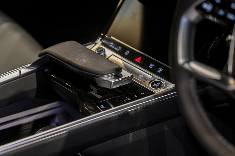 Audi Q8 e-tron được trang bị pin 106 kWh công suất 335 mã lực, mô-men xoắn 664Nm, lớn hơn trước đây mang đến trải nghiệm mạnh mẽ hơn cho người dùng.